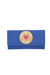 Billetera azul con cierre de solapa y broche a presión. Tiene un parche circular con borde dorado y texto "Self Love Club Trendy" con un corazón rosa en el centro.