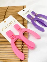 Aros colgantes de acrílico color rosa neón, con forma geométrica abstracta.