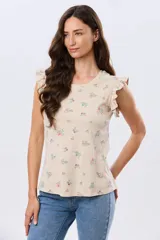 Remera blanca de algodón con delicado estampado floral y volados en las mangas cortas, con diseño de cuello redondo.