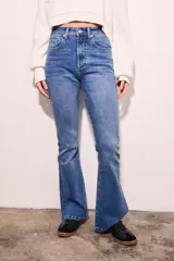 Pantalón de jean azul de tiro medio y corte flare.