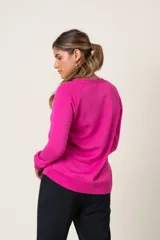 Buzo deportivo celeste de algodón, con cuello redondo y terminación en volado cruzado en el ruedo.