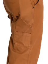 Pantalón de hombre color marrón, de corte recto, con cierre de cremallera y botón. Incluye bolsillos laterales, traseros tipo parche, trabilla para martillo y bolsillo utilitario en la parte trasera del muslo.
