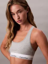 Bralette deportivo sin relleno ni aros, confeccionado en mezcla de algodón y modal. Presenta un diseño de espalda cruzada y una banda elástica inferior con el logo de la marca estampado.