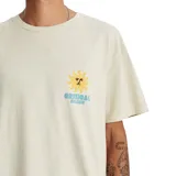 Remera de manga corta color blanco, de corte regular, con pequeño estampado frontal de sol y texto "Critical Slide".