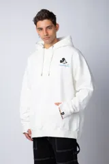 Buzo tipo canguro color negro con capucha y cordones ajustables. Presenta un pequeño estampado en el pecho con la silueta de Mickey Mouse y un detalle a cuadros en color verde.