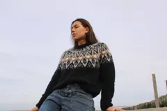 Sweater de punto con diseño de inspiración nórdica en el canesú, tejido en mezcla de alpaca. Presenta cuello redondo, mangas largas y un calce relajado, con una textura suave y ligera.