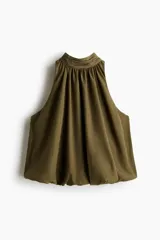 Top globo color verde militar, con escote halter alto y fruncido, diseño sin mangas y bajo abullonado con brillo sutil.