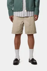 Bermuda Carhartt WIP Flint Short color beige, confeccionada en lona de algodón resistente con bolsillos laterales y traseros tipo cargo, de corte relajado.
