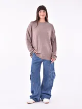 Buzo de punto color marrón claro, de corte holgado y mangas largas.