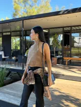 Top halter de cuero color visón, con diseño de espalda descubierta y ajuste mediante tiras para atar en la cintura.