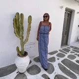 Vestido largo azul con estampado geométrico, tirantes finos y detalles de ribetes oscuros que marcan las costuras.