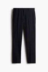 Pantalón de vestir de corte slim fit color azul marino, con cierre de botón, bolsillos laterales y bolsillos traseros ribeteados con botón.