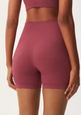 Calza biker de tiro alto, confeccionada en tejido acanalado sin costuras, color verde esmeralda.