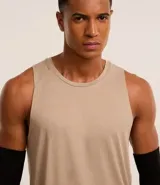 Musculosa deportiva masculina de corte regular, con cuello redondo y etiqueta pequeña en el bajo. Confeccionada en tejido técnico transpirable con costuras visibles.