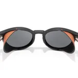 Lentes de sol Sunski modelo Tera, con montura negra redonda de plástico reciclado y lentes polarizadas grises. Patillas grises. Incluyen protectores solares magnéticos extraíbles.