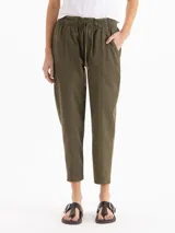Pantalón de gabardina color bordó, de tiro medio con cintura elastizada y cordón regulable. Presenta calce relajado, corte recto y largo hasta los tobillos, con bolsillos laterales.