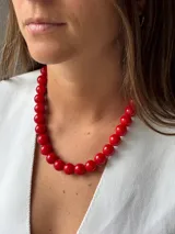 Collar corto de cuentas redondas rojas.