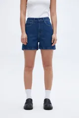 Short de jean azul oscuro, tiro alto, con bolsillos delanteros y traseros.