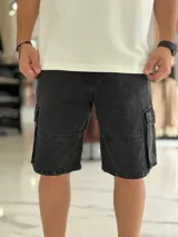 Bermuda cargo de jean color beige, con bolsillos laterales con solapa en las piernas y corte holgado.