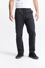 Pantalón de gabardina color azul marino, con diseño de cinco bolsillos, corte relajado, cintura elastizada con cordones ajustables y terminación recta sin puños.