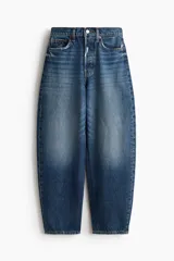 Jean tobillero de cinco bolsillos en denim de algodón rígido, con piernas de volumen curvo, corte estándar y tiro alto con cierre de botones.