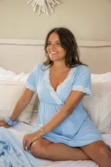 Camisón maternal color verde claro, confeccionado en algodón con escote en V cruzado y detalle de puntilla elastizada. Tiene mangas cortas con terminación de puntilla y frunces debajo del busto para mayor amplitud.