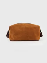 Necessaire de cuero gamuzado color camel, con cierre superior y detalles de cuero liso en los laterales y base. Presenta un logo grabado en el centro.