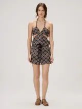 Top halter estampado en tonos rojo y beige, con tirantes finos ajustables al cuello y detalle de cuentas.