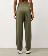 Pantalón de corte recto confeccionado en tejido de modal con mezcla de poliéster y elastano. Presenta un diseño minimalista con cintura elástica y costuras verticales que aportan estructura a la prenda.