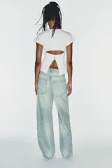 Jeans baggy de tiro medio, pierna ancha y diseño de cinco bolsillos, confeccionados en denim celeste con aplicaciones de brillos en los laterales.