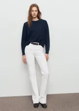 Sweater de punto medio en color azul marino, con cuello redondo y mangas largas. Presenta un diseño recto con terminaciones en canalé.