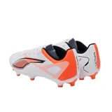 Championes de fútbol Puma Ultra 5 Play FG/AG, color blanco con detalles en naranja y negro. Diseño aerodinámico con suela de tapones para césped natural y artificial.