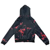 Campera con cierre frontal, confeccionada en poliéster con estampado gráfico tipo camuflado y tipografía. Presenta capucha con borde de piel sintética no removible y ajuste regular.