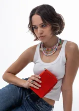 Collar doble con cadena de perlas sintéticas y cadena de mostacillas de colores.