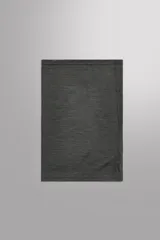 Cubre cuello de tejido técnico térmico elástico con mezcla de lana, diseñado para ser transpirable y termorregulador. Presenta un diseño minimalista en color gris oscuro con detalle de logo bordado.
