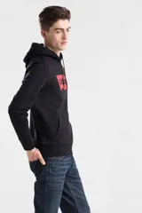 Buzo hoodie negro de Levi's con logo batwing rojo estampado en el pecho, bolsillo tipo canguro y capucha con cordón ajustable.