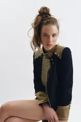 Chaqueta estilo militar de la ZW Collection, color negro con detalles en terciopelo beige y alamares dorados a contraste. Posee cuello subido, manga larga con puños de terciopelo y botones metálicos en relieve.