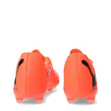 Championes de fútbol Puma Future 9 Play Fg/Ag, color naranja vibrante con detalles en blanco. Presentan un diseño texturizado en el empeine para un mejor control del balón, el logo de Puma en el lateral y una suela con tapones diseñados para superficies firmes y artificiales.