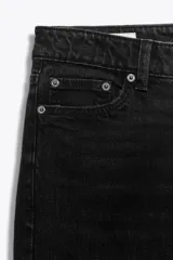 Pantalón de jean negro de corte recto y tiro bajo, con trabillas y cinco bolsillos.