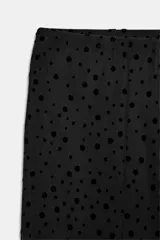 Falda midi de tiro medio, confeccionada en tejido semitransparente color amarillo con estampado de lunares diminutos en tono rosado. Cuenta con cintura elástica y forro interior a tono.