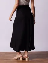 Falda larga color beige de lino y rayón, con pretina ancha, pasadores y cinturón con hebilla redonda. Marca Tahari.