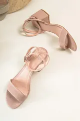 Sandalias de cuero color suela con taco cuadrado bajo y tira ajustable con hebilla en el tobillo.