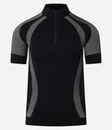 Remera negra ajustada al cuerpo, de cuello alto con cremallera y mangas cortas. Diseño seamless con estampa abstracta en tonos grises en hombros y laterales.