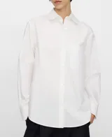 Camisa de algodón color blanco, con cuello camisero, manga larga con puño abotonado, cierre frontal con botones y un bolsillo aplicado en el pecho.