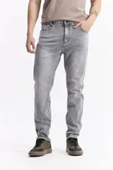 Jean de corte slim, con tiro medio, cierre frontal con botón y bolsillos laterales y traseros.