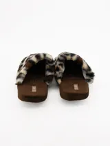 Pantuflas de estar por casa con diseño de animal print de leopardo, confeccionadas en material sintético de pelo suave con base marrón.