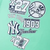 Remera negra de manga corta con el logo de la MLB y el logo de los New York Yankees estampados en el frente.