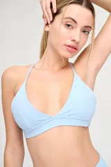 Top deportivo celeste con escote bajo y cintura con elástico de 3cm.