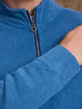 Fleece de algodón color gris melange, con cuello alto y cierre frontal parcial. Diseño de manga larga con puños y ruedo acanalados.