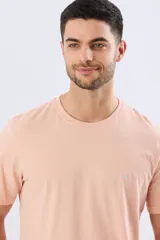 Remera lisa de manga corta y cuello redondo, color gris oscuro, de calce cómodo con pequeño logo bordado en el pecho.